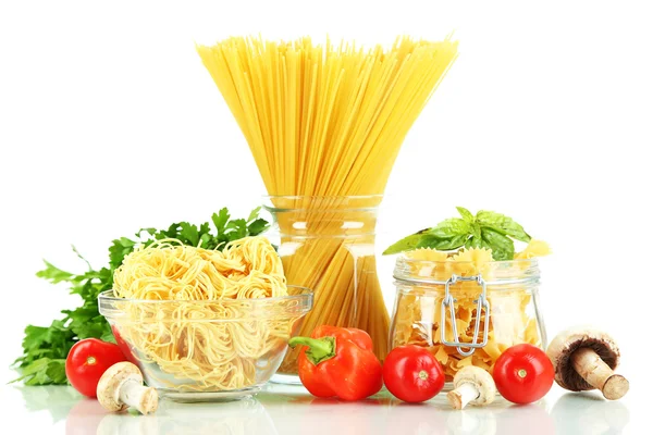 Diferentes tipos de pasta con verduras aisladas en blanco — Foto de Stock