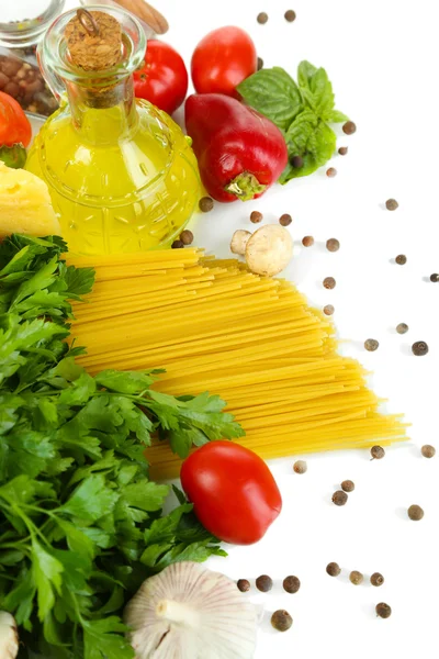 Espaguetis de pasta con especias, aceite y verduras aislados en blanco —  Fotos de Stock