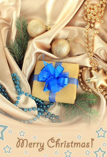 Bellissimo regalo luminoso e decorazioni natalizie, su panno di seta — Foto Stock