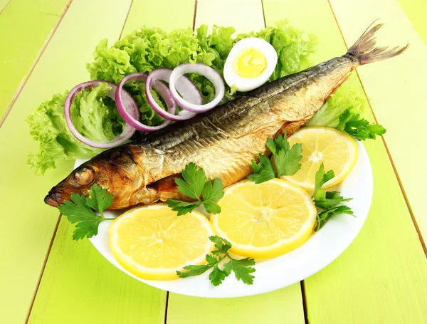 Pescado ahumado en plato de cerca —  Fotos de Stock