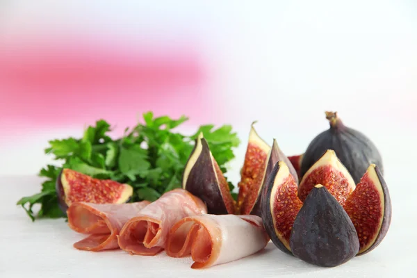 Figues savoureuses avec jambon sur la table — Photo