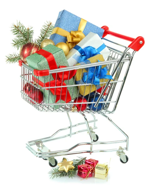 Alışveriş arabası üzerinde beyaz izole, Noel hediyeleri — Stok fotoğraf