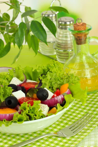 Ensalada griega en plato en primer plano de la mesa —  Fotos de Stock