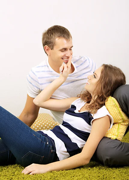 Jovem casal feliz em casa — Fotografia de Stock