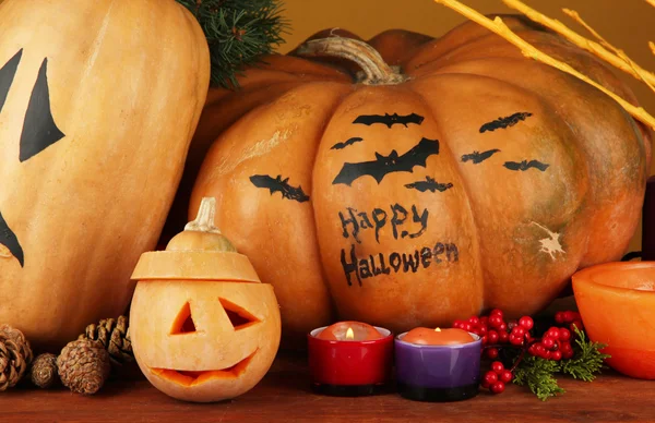 Composición para Halloween con calabazas y velas sobre fondo naranja — Foto de Stock