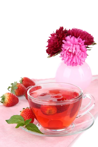Heerlijke aardbeien thee op tafel op witte achtergrond — Stockfoto