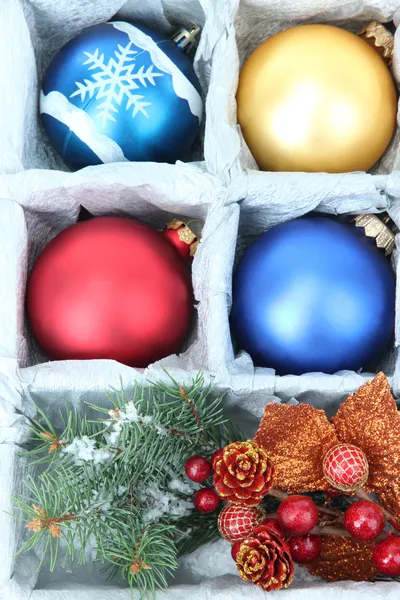 Hermosos juguetes de Navidad empaquetados, de cerca —  Fotos de Stock