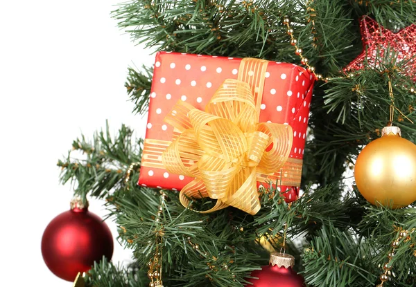 Presente na árvore de Natal isolado em branco — Fotografia de Stock