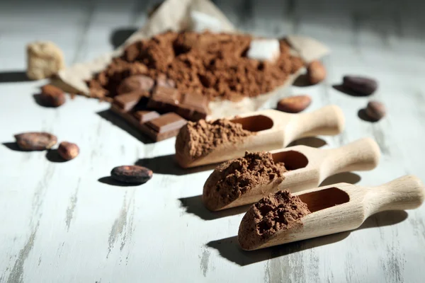 Cacao en polvo sobre mesa de madera —  Fotos de Stock