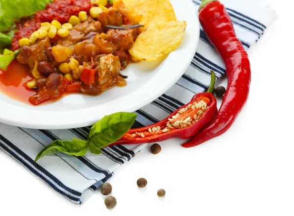 Chili corn carne - tradycyjne potrawy meksykańskie, na białym talerzu, serwetka, na białym tle — Zdjęcie stockowe