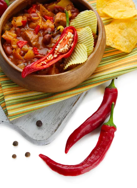 Chili Corn Carne - comida mexicana tradicional, em tigela de madeira, em guardanapo, isolado em branco — Fotografia de Stock
