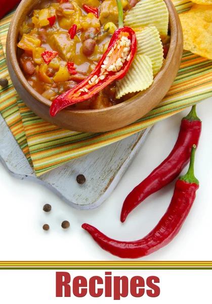 Chili Corn Carne - nourriture traditionnelle mexicaine, dans un bol en bois, sur une serviette, isolée sur du blanc — Photo