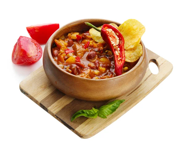 Chili Mais Carne - traditionelles mexikanisches Essen, in Holzschüssel, auf Holzbrett, isoliert auf weiß — Stockfoto