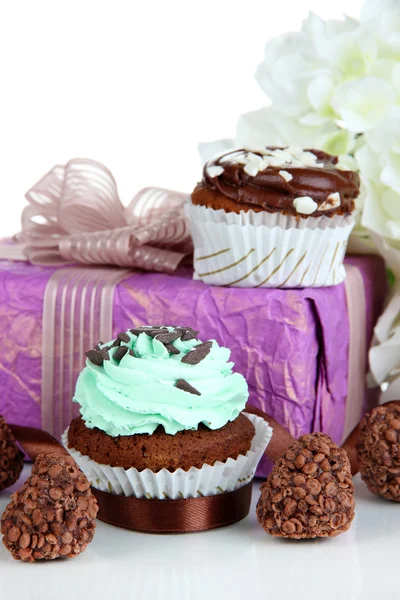 Välsmakande cupcake med gåvor på nära håll — Stockfoto