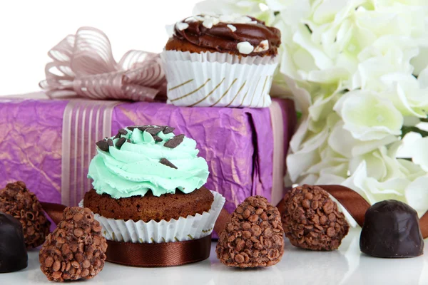 Sabroso cupcake con regalos de cerca —  Fotos de Stock