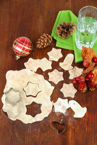 Maken van christmas cookies op houten tafel — Stockfoto