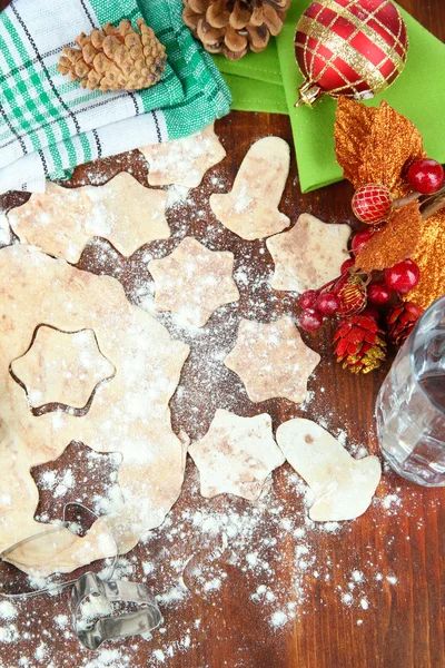 Att göra jul cookies på träbord — Stockfoto