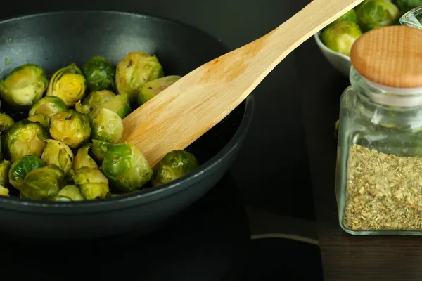 Fresh brussels sprouts in pan on cooking surface close-up — Stock Photo, Image