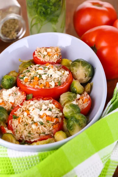 Stuffed tomatoes in bowl on wooden table close-up — Stock Photo, Image
