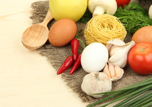 Conceito de cozinha. Mercearia em mesa de madeira — Fotografia de Stock