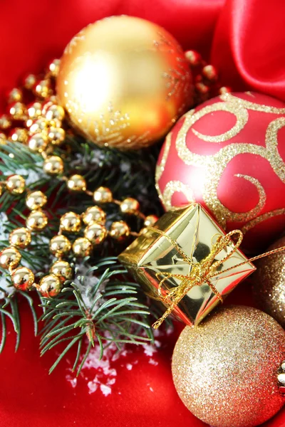 Bela decoração de Natal em pano de cetim vermelho — Fotografia de Stock