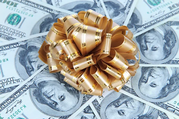 Dollars met cadeau boog close-up — Stockfoto