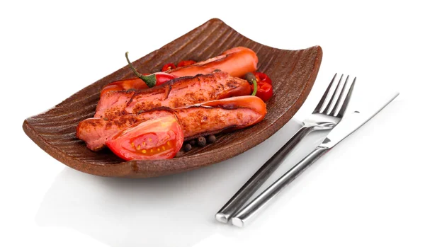 Deliciosas salsichas na placa isolada em branco — Fotografia de Stock