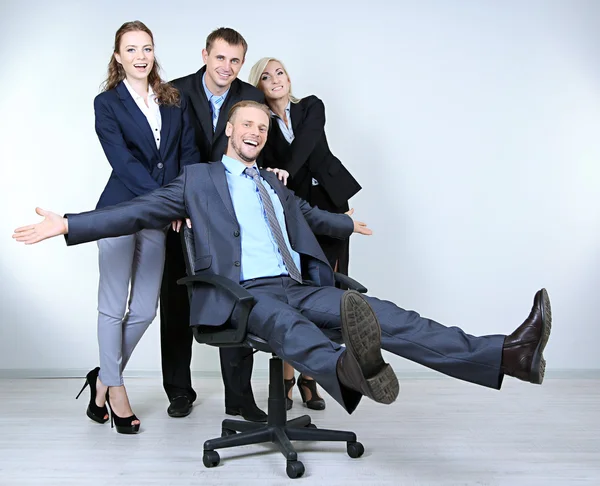 Groep van mensen uit het bedrijfsleven op grijze achtergrond — Stockfoto