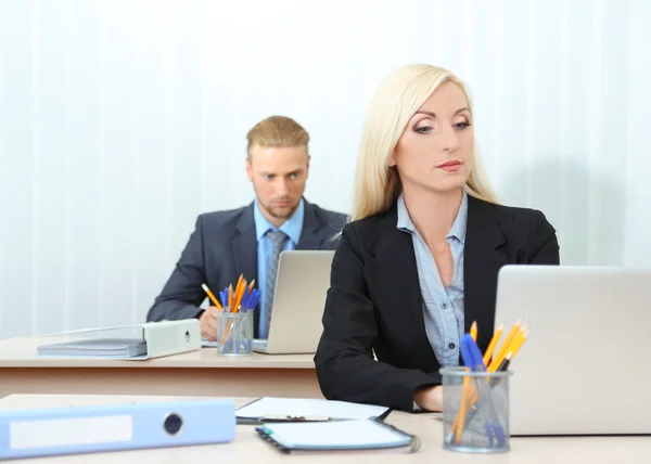 Büroarbeiter am Arbeitsplatz — Stockfoto