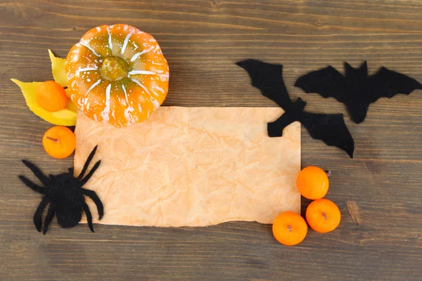 Vecchia carta con decorazioni di Halloween su sfondo grigio in legno — Foto Stock