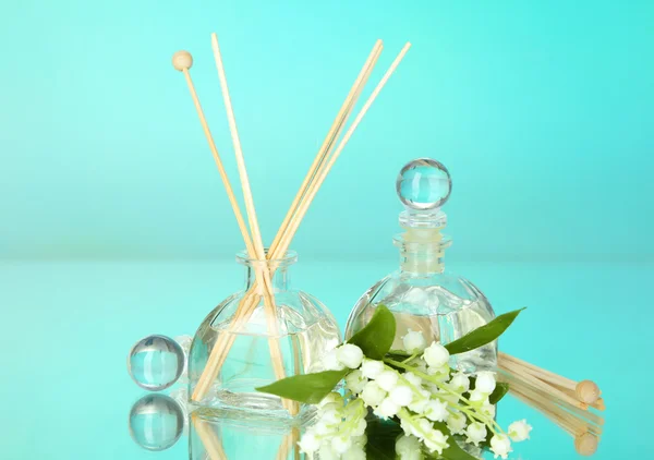 Paus aromáticos para casa com odor floral no fundo azul — Fotografia de Stock