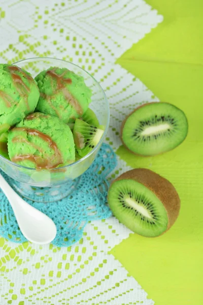 Delicioso sorvete em vaso de vidro em mesa de madeira close-up — Fotografia de Stock