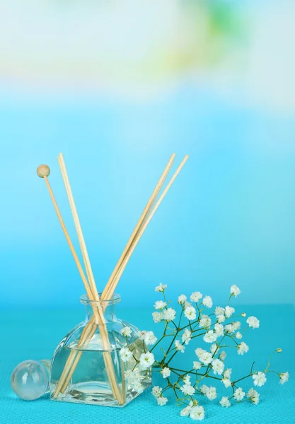 Bețe aromatice pentru casă cu miros floral pe fundal albastru — Fotografie, imagine de stoc