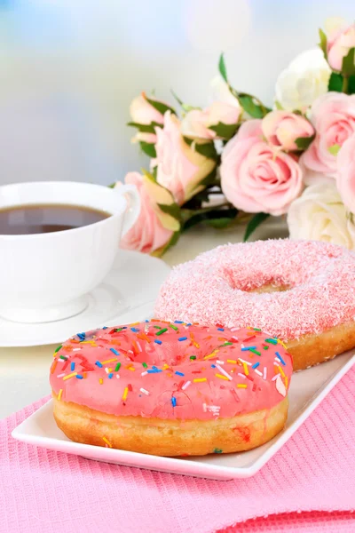 Açık renkli tablo üzerinde çay ile tatlı çörek — Stok fotoğraf