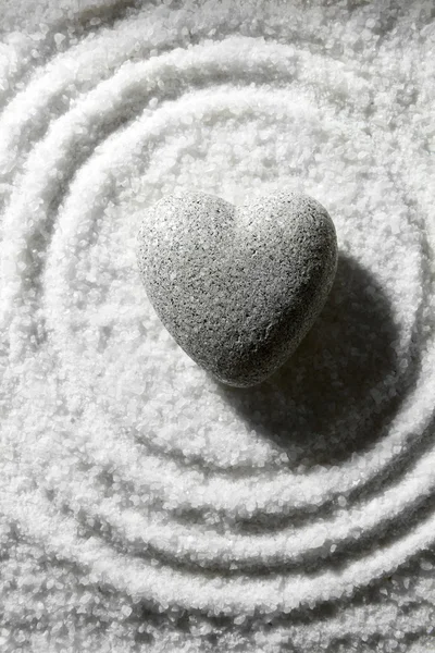 Pietra zen grigia a forma di cuore, su sfondo di sabbia — Foto Stock