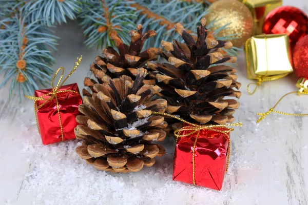 Kerstversiering met dennenappels op houten achtergrond Stockfoto