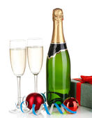 láhev šampaňského s brýlemi a vánoční koule izolované na bílém