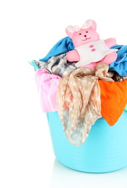 beyaz izole mavi çamaşır sepeti