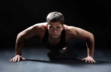 yakışıklı genç kaslı sporcu