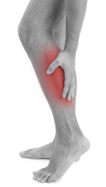 bacak ağrısı, üzerinde beyaz izole genç adamla