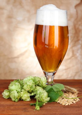 bardak bira ve atlama sayısının, ahşap masa