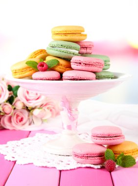 cam aranjman açık renkli tablo üzerinde yumuşak macaroons