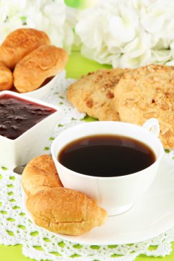 lezzetli croissants ve kahve tablo yakın çekim üzerinde