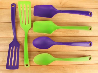 ahşap zemin üzerinde plastik mutfak eşyaları