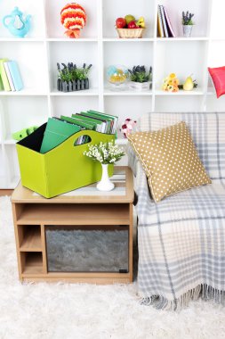 dergi ve başucundaki odasında yeşil kutusundaki klasörler