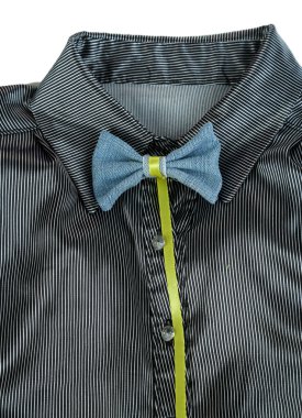 gömlek ile üzerine beyaz izole renkli kelebek yakın çekim