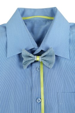 gömlek ile üzerine beyaz izole renkli kelebek yakın çekim