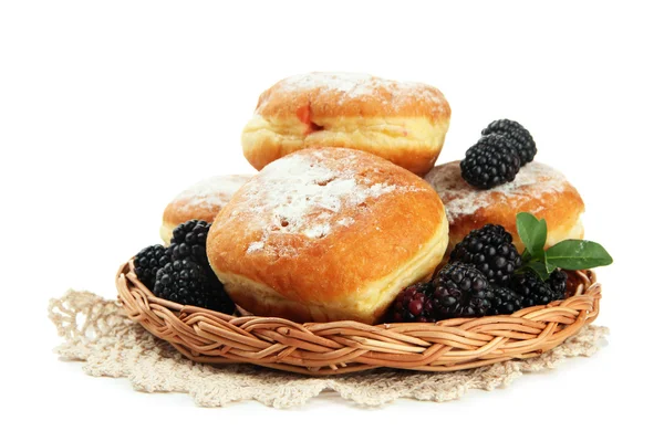 Leckere Donuts mit Beeren, isoliert auf weiß — Stockfoto