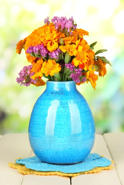 Buquê de flores de calêndula em vaso em mesa de madeira em fundo natural — Fotografia de Stock