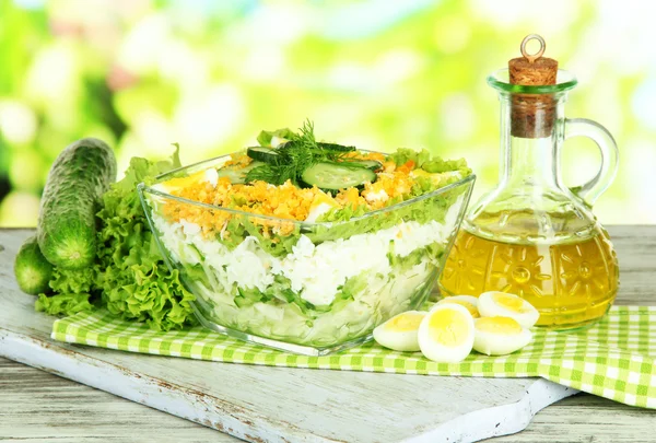 Salada deliciosa com ovos, repolho e pepinos na mesa de madeira — Fotografia de Stock
